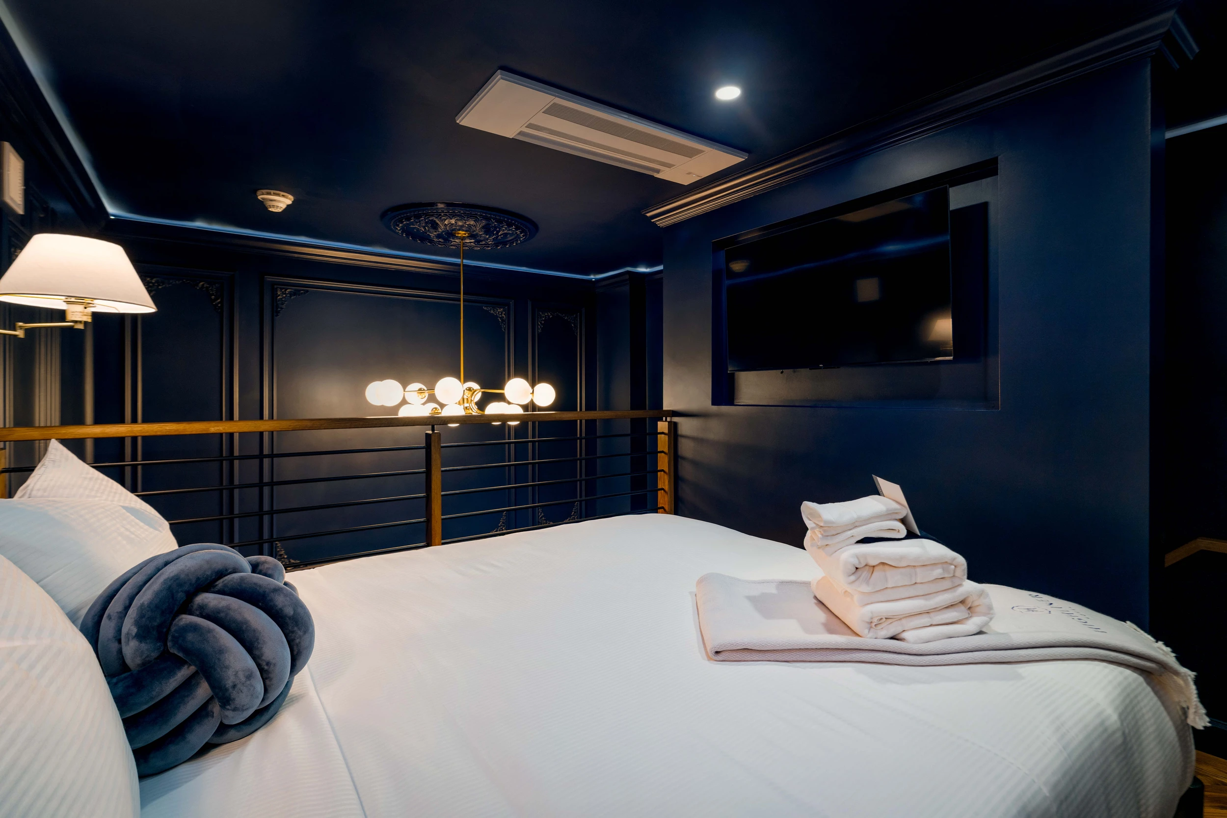 Highliner Room 11 Bedroom & TV