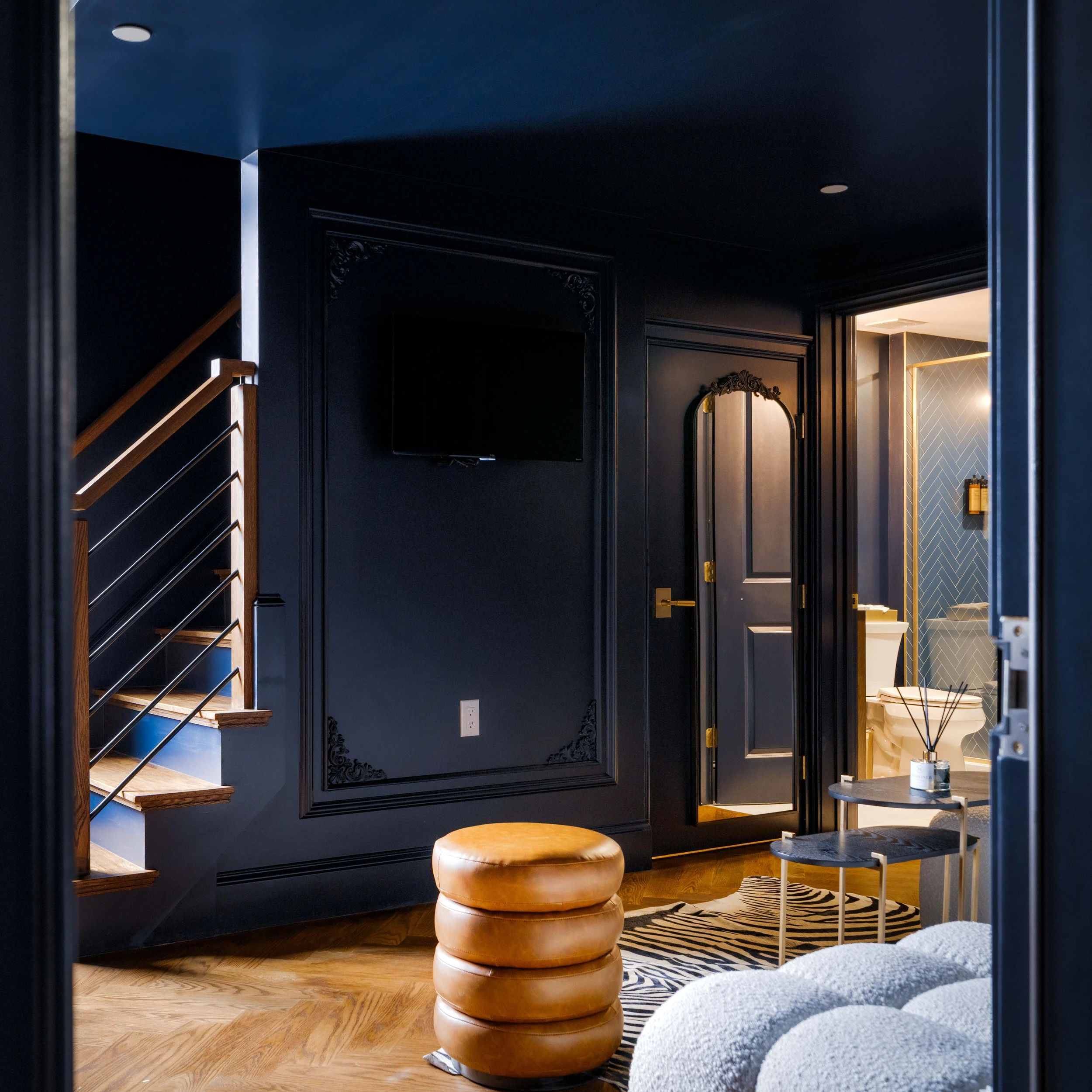 Highliner Room 11 Entry & Seating