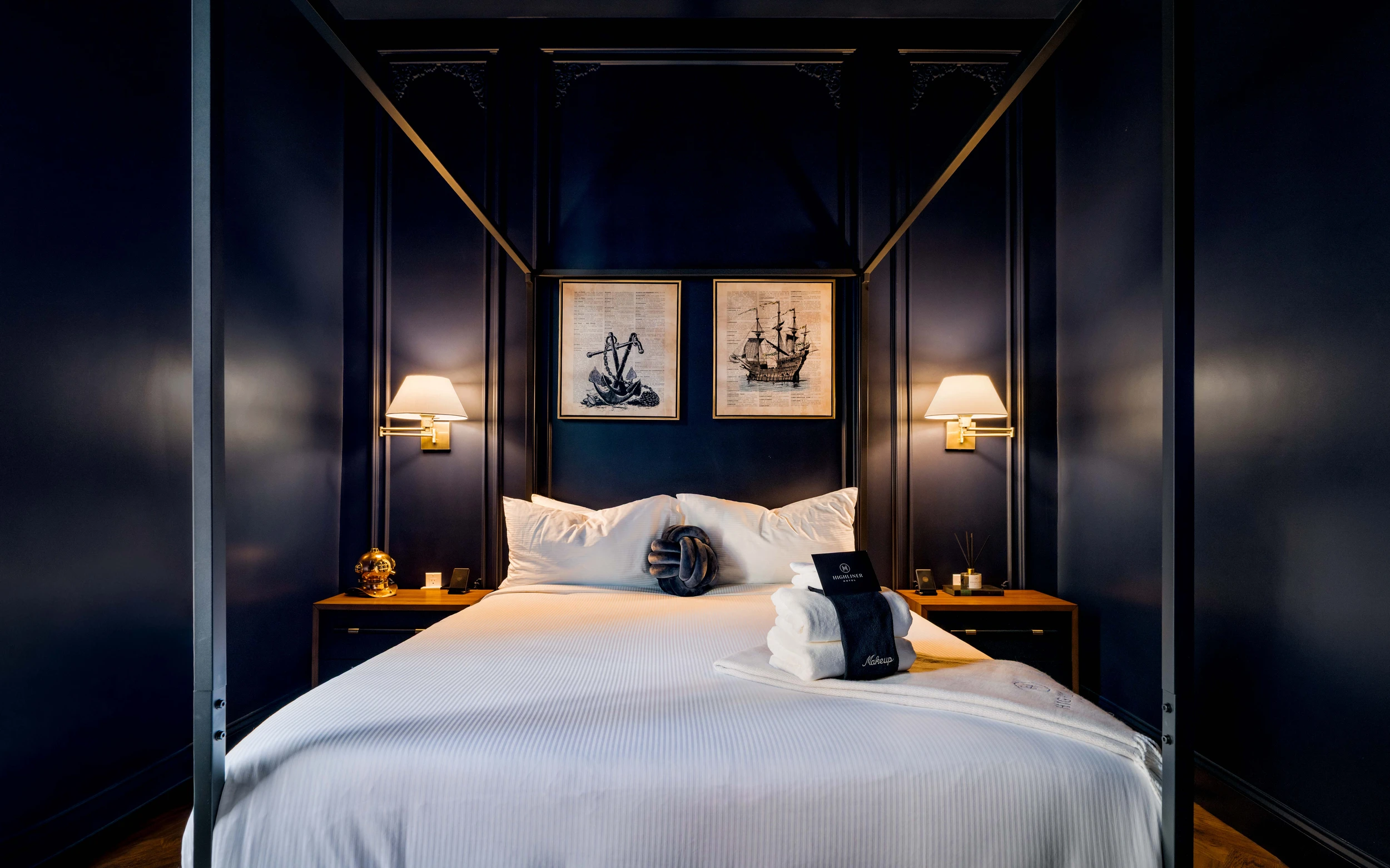 Highliner Room 2 Bed & Nightstands