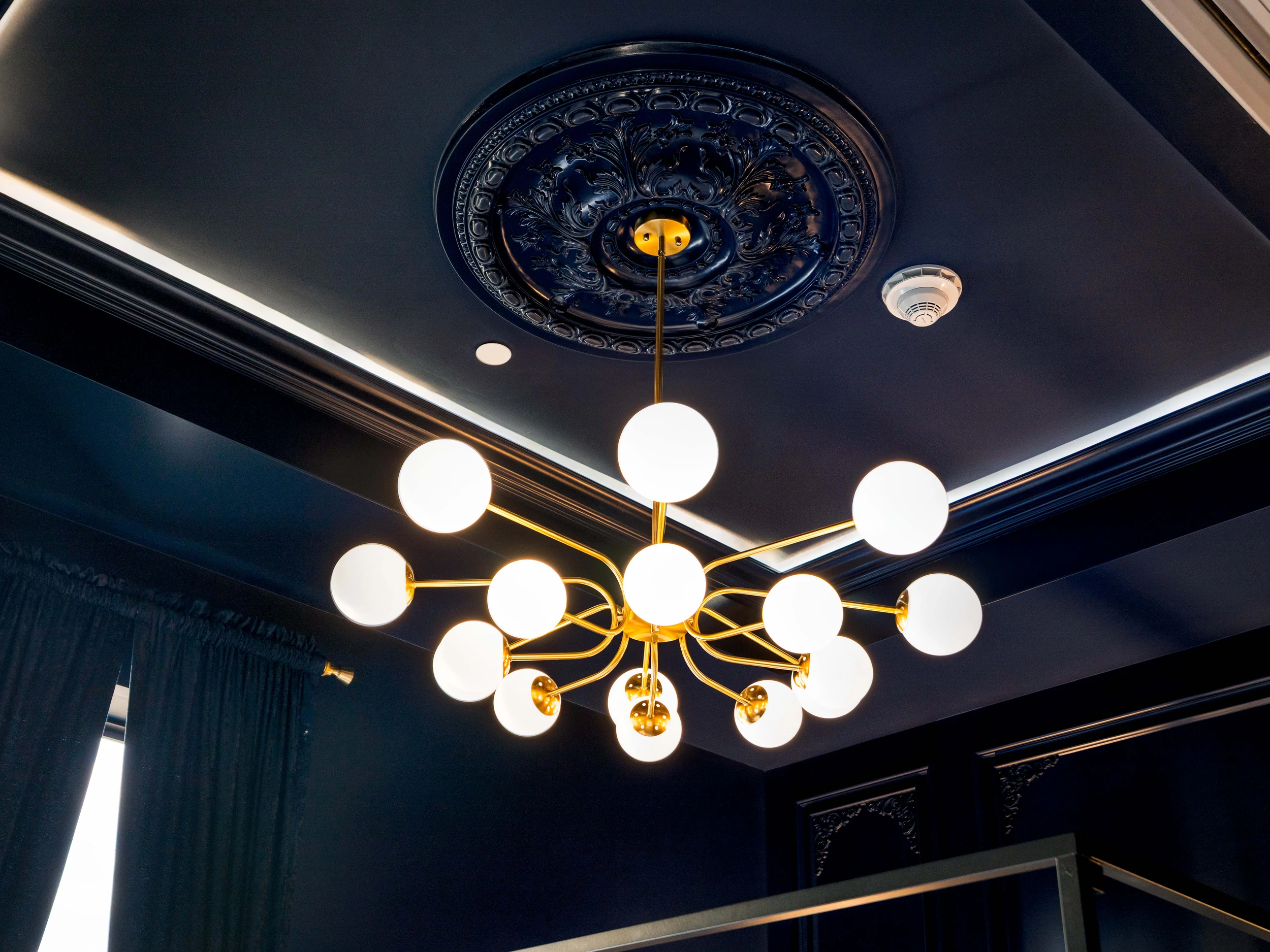 Highliner Room 2 Chandelier & Medalloon