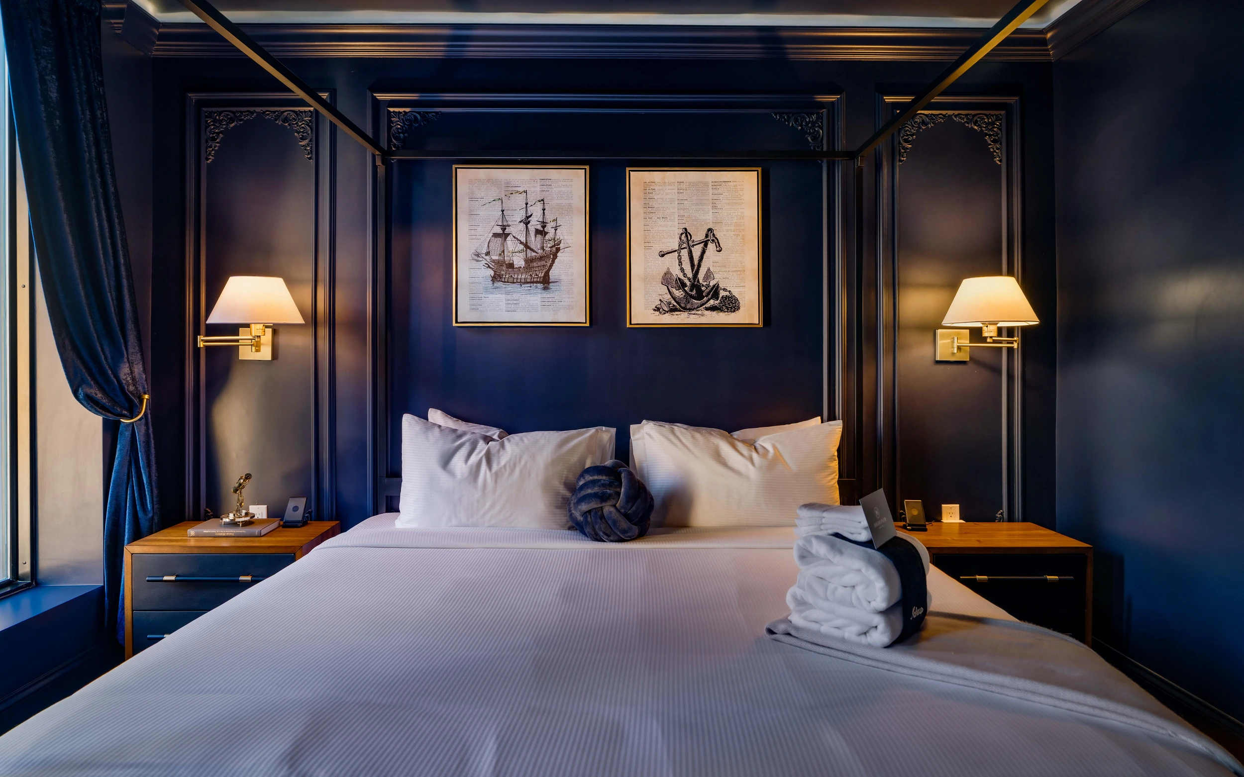 Highliner Room 1 Bed & Nightstands